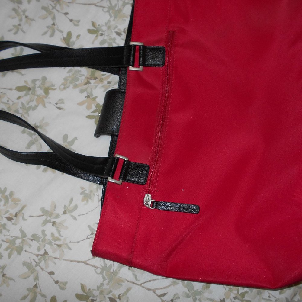 Bueno tote bag 15"x11"x 5" lots of storage